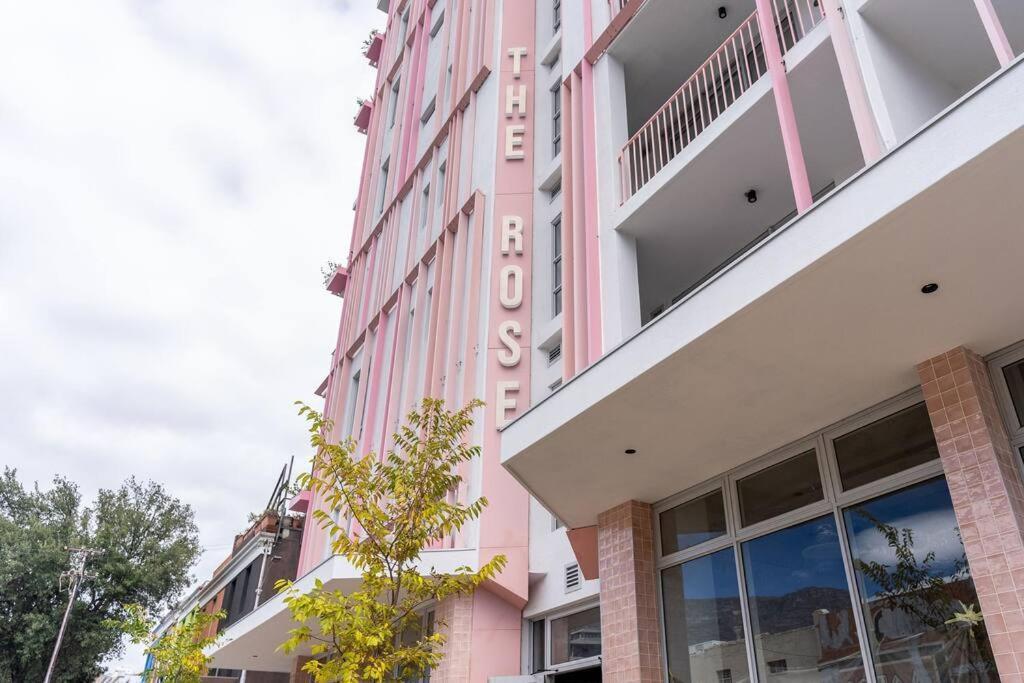 The Rose 105: With Rooftop Pool * Le Cap